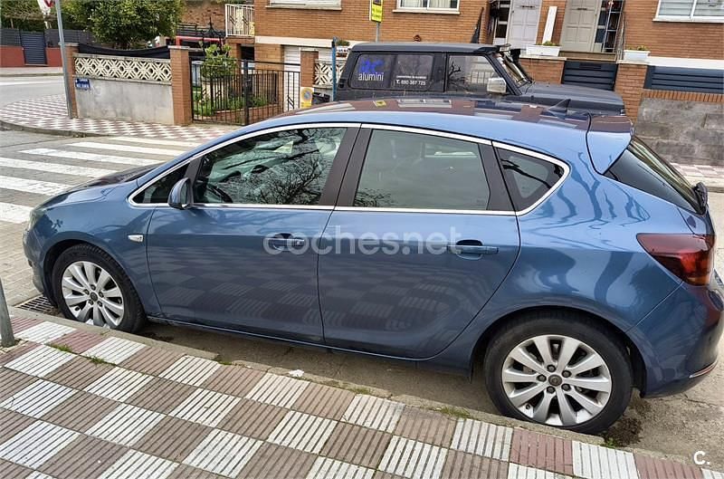 Usado Opel Astra Excellence 110 CV (80 kW) 2014 Azul Berlina