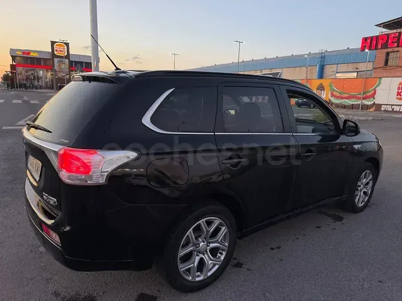 Usado Mitsubishi Outlander P-HEV 203 CV (149 kW) 2014 Negro SUV