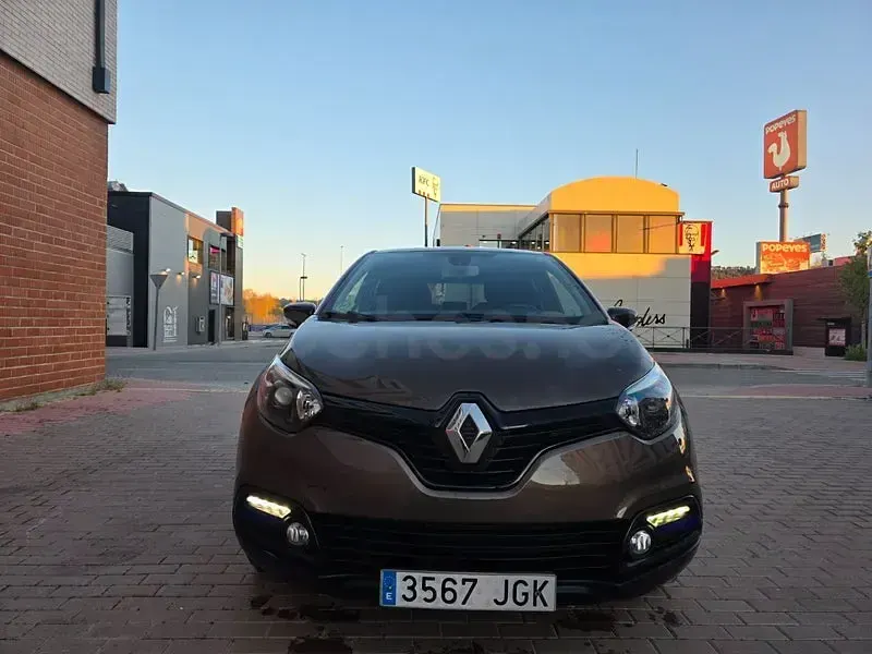 Usado Renault Captur Intens 90 CV (66 kW) 2016 Beige SUV