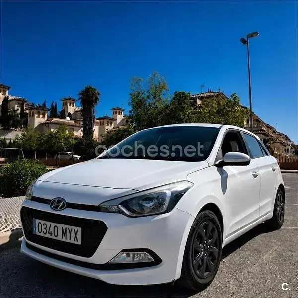 Usado Hyundai i20 75 CV (55 kW) 2018 Blanco Berlina