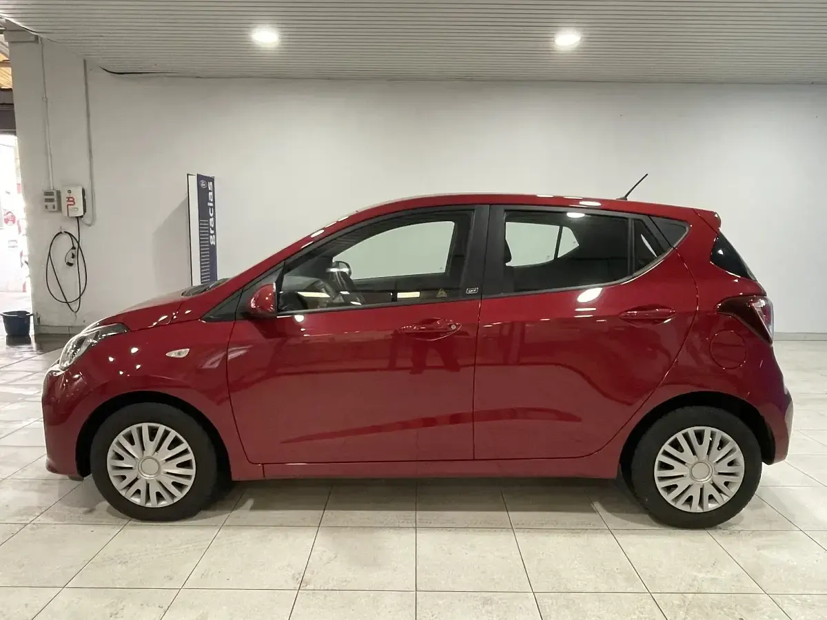 Usado Hyundai i10 GO! 66 CV (48 kW) 2019 Rojo Utilitario