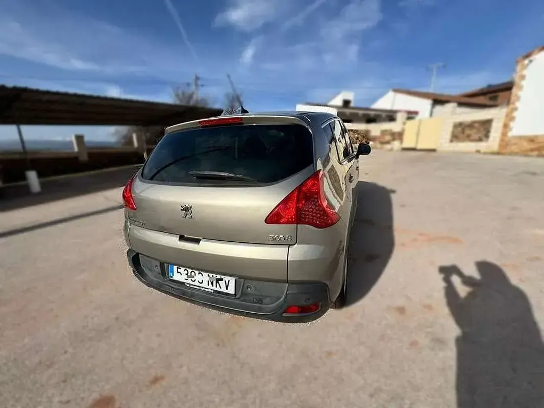 Usado Peugeot 3008 Premium 120 CV (88 kW) 2011 Gris Familiar