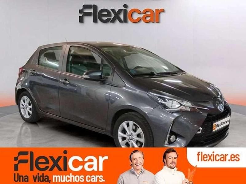 Usado Toyota Yaris Hybrid Active 99 CV (72 kW) 2019 Gris Utilitario