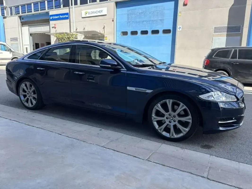 Usado Jaguar XJ Premium Luxury 275 CV (202 kW) 2012 Azul Berlina