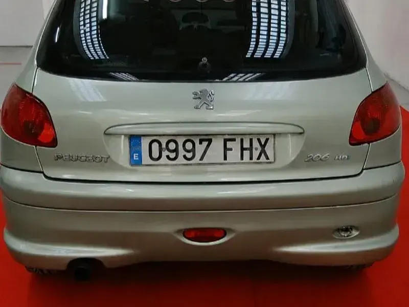 Usado Peugeot 206 70 CV (51 kW) 2006 Verde Berlina