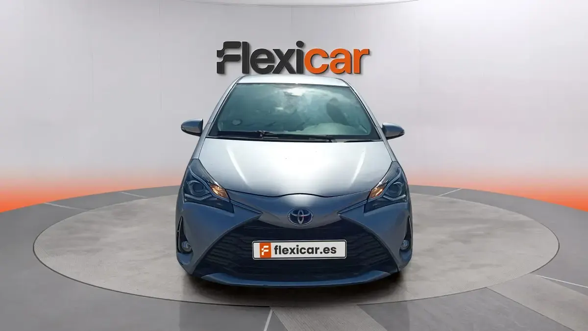 Usado Toyota Yaris Hybrid Active 100 CV (73 kW) 2019 Gris Utilitario