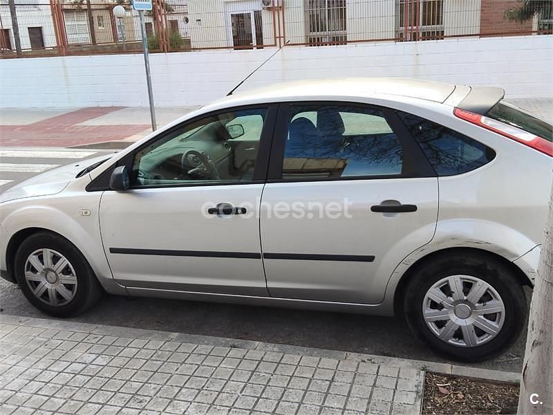 Usado Ford Focus Trend 100 CV (73 kW) 2005 Gris / plata Berlina