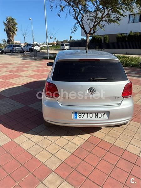 Usado VW Polo Advance 75 CV (55 kW) 2017 Gris / plata Berlina