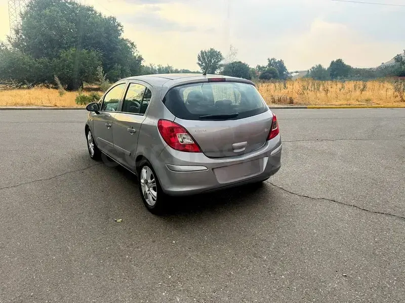 Usado Opel Corsa Cosmo 75 CV (55 kW) 2007 Gris / plata Utilitario