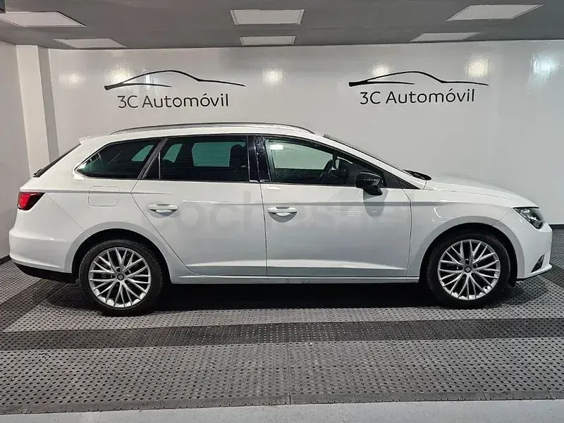 Usado Seat Leon Style 150 CV (110 kW) 2015 Blanco Familiar