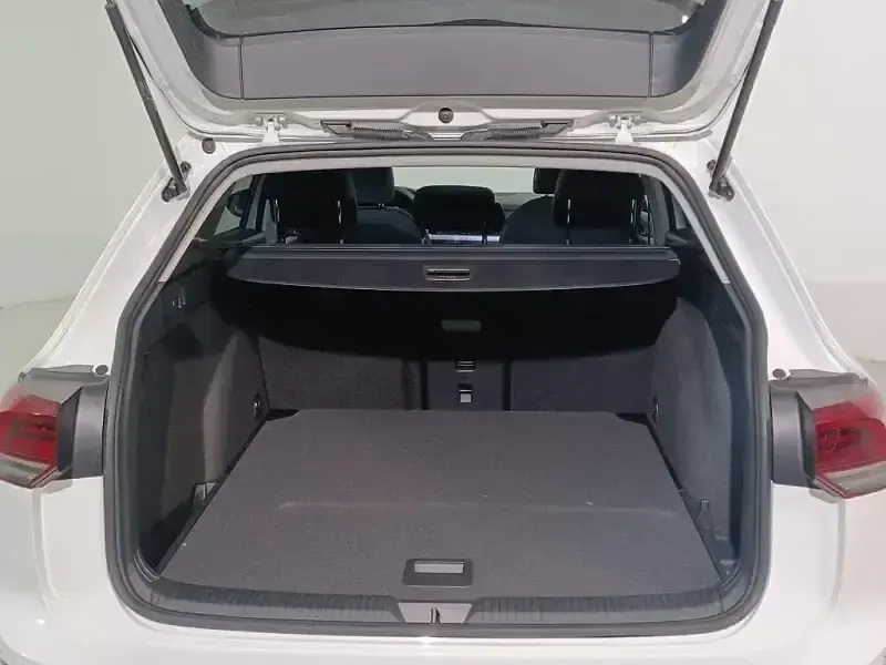 Usado VW Golf VIII Life 115 CV (84 kW) 2024 Familiar