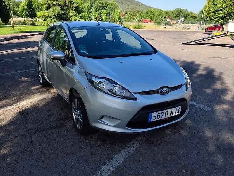 Usado Ford Fiesta 60 CV (44 kW) 2011 Gris / plata Berlina