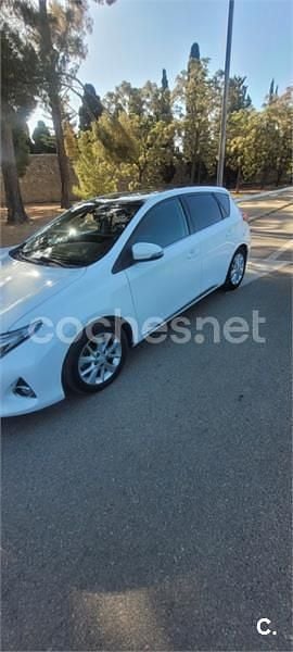 Usado Toyota Auris Active 124 CV (91 kW) 2014 Blanco Berlina