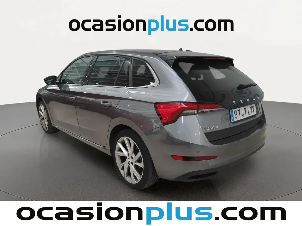 Usado Skoda Scala Sport 150 CV (110 kW) 2022 Gris Utilitario