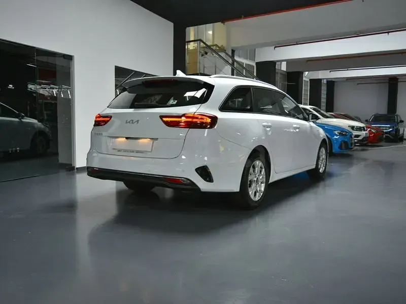 Usado Kia Ceed 120 CV (88 kW) 2023 Blanco Utilitario