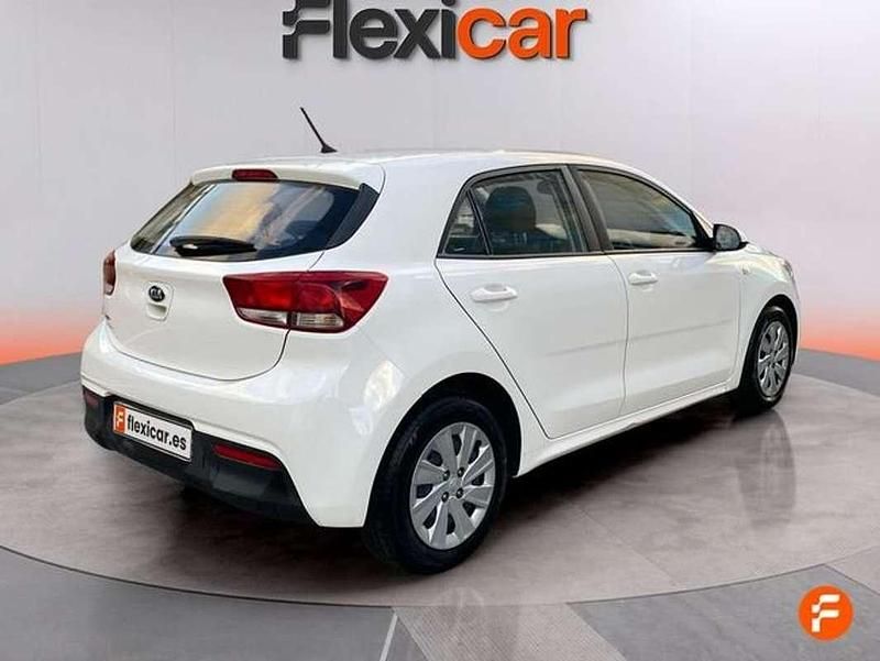 Usado Kia Rio 84 CV (61 kW) 2018 Blanco Utilitario