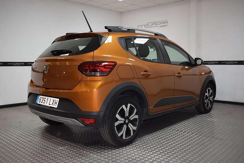 Usado Dacia Sandero Expression 91 CV (66 kW) 2022 Naranja Utilitario