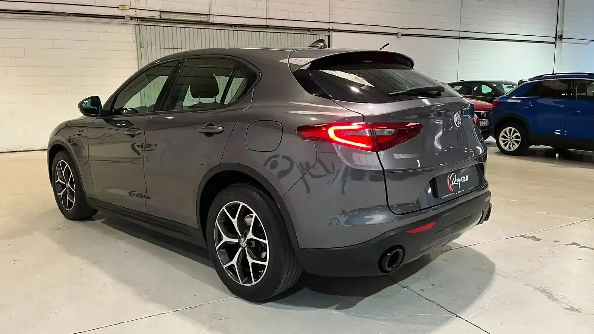 Usado Alfa Romeo Stelvio Sprint 190 CV (139 kW) 2021 Gris SUV