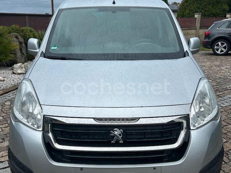 Usado Peugeot Partner Tepee Style 100 CV (73 kW) 2016 Gris / plata Monovolumen