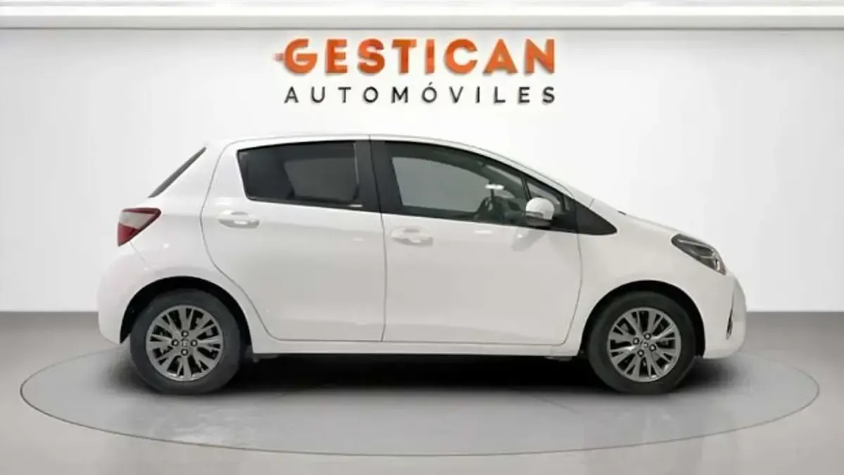 Usado Toyota Yaris Hybrid Active 99 CV (72 kW) 2018 Blanco Utilitario