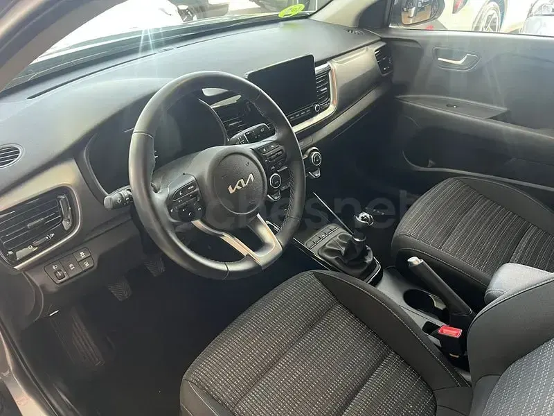 Usado Kia Stonic 100 CV (73 kW) 2025 Gris / plata SUV