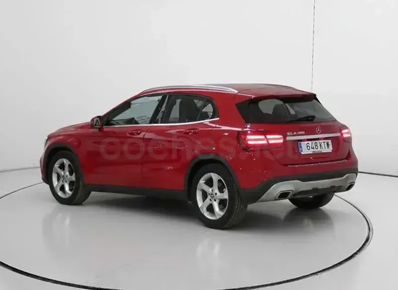 Usado Mercedes GLA180 122 CV (89 kW) 2019 Rojo SUV
