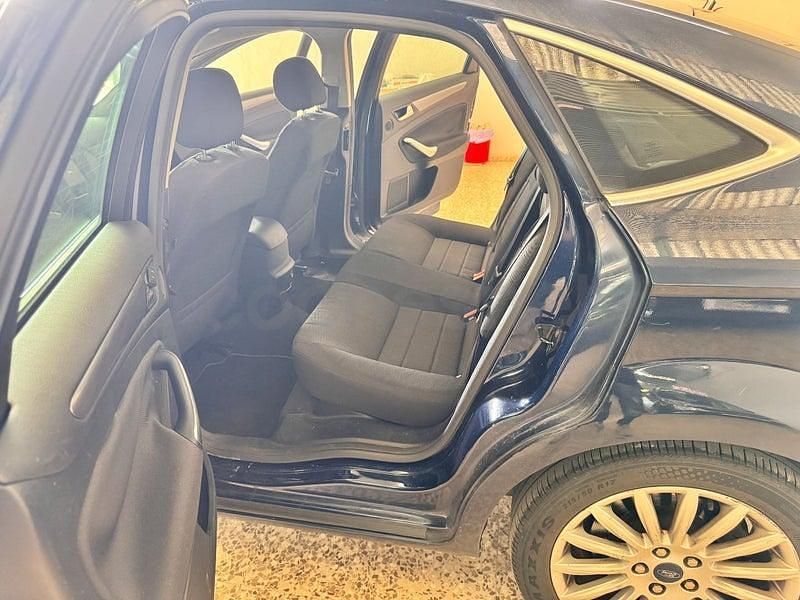 Usado Ford Mondeo Ghia 140 CV (102 kW) 2011 Azul Berlina