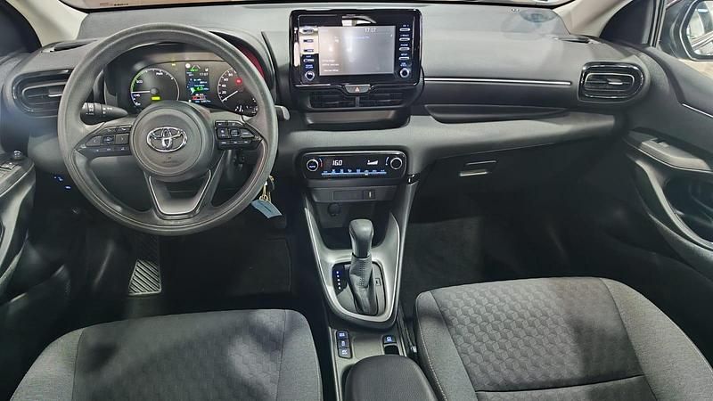 Usado Toyota Yaris Hybrid Active 116 CV (85 kW) 2021 Negro Utilitario