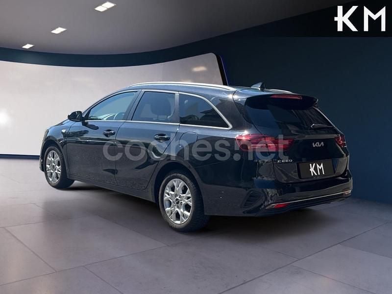 Usado Kia Ceed 120 CV (88 kW) 2023 Negro Utilitario