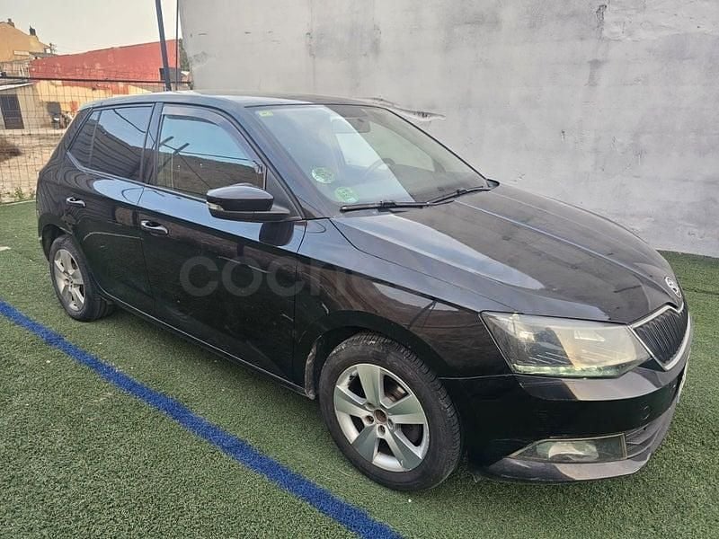 Usado Skoda Fabia 75 CV (55 kW) 2016 Negro Familiar