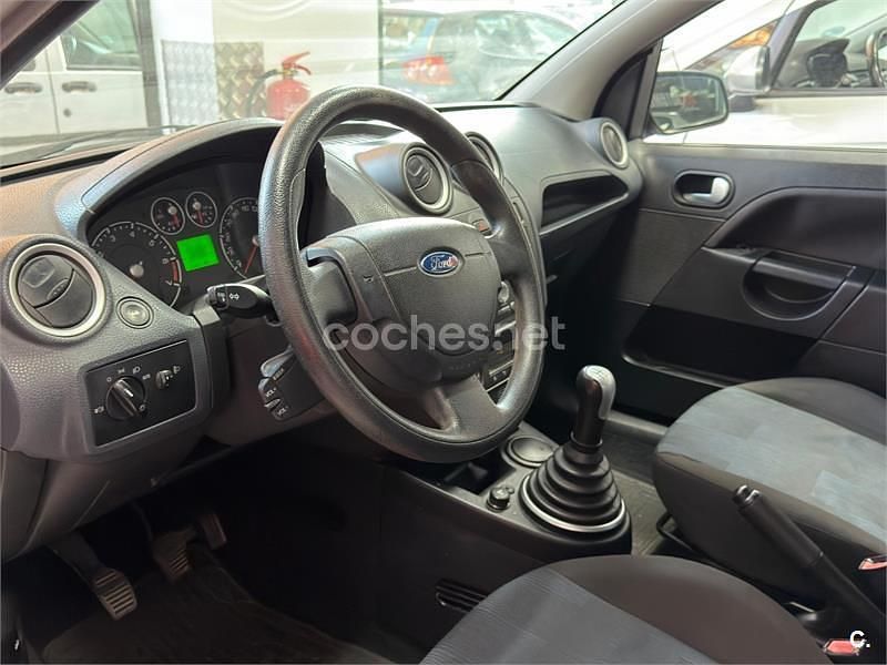 Usado Ford Fiesta Ambiente 70 CV (51 kW) 2007 Gris / plata Utilitario