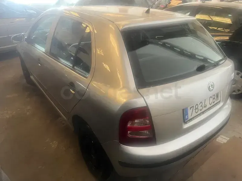 Usado Skoda Fabia 60 CV (44 kW) 2003 Gris / plata Berlina