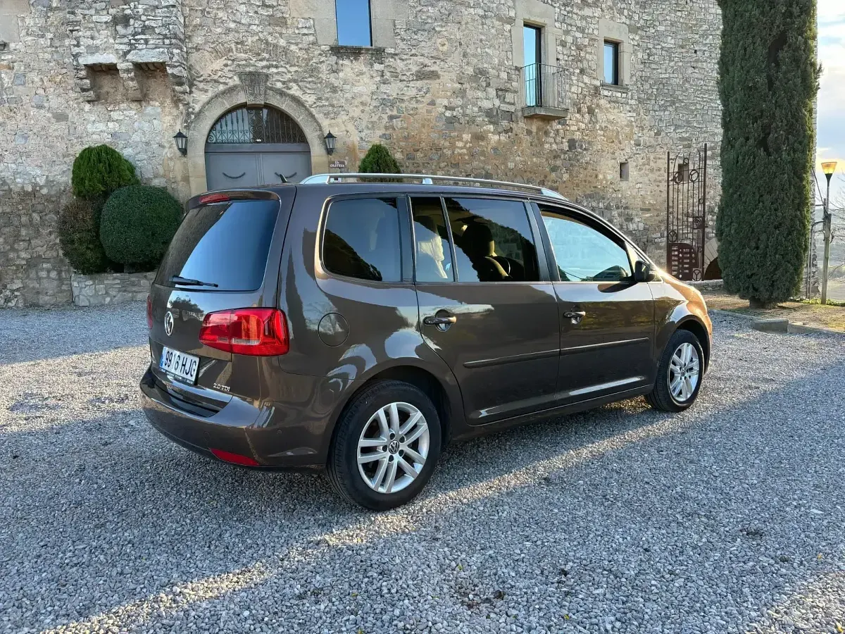 Usado VW Touran Advance 140 CV (102 kW) 2012 Marrón Monovolumen