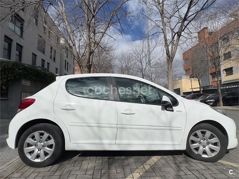 Usado Peugeot 207 75 CV (55 kW) 2010 Blanco Berlina
