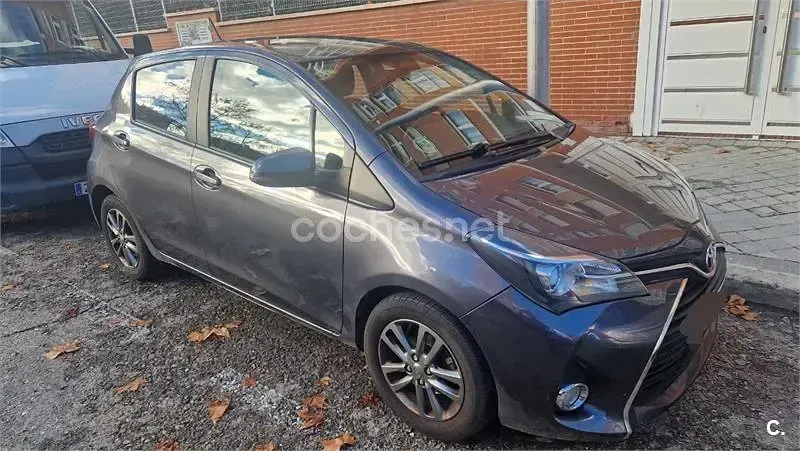 Usado Toyota Yaris Active 90 CV (66 kW) 2015 Gris / plata Utilitario