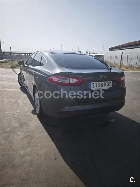 Usado Ford Mondeo Trend 150 CV (110 kW) 2018 Gris / plata Berlina