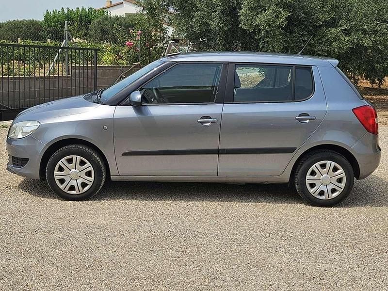 Usado Skoda Fabia Active 60 CV (44 kW) 2013 Gris Utilitario