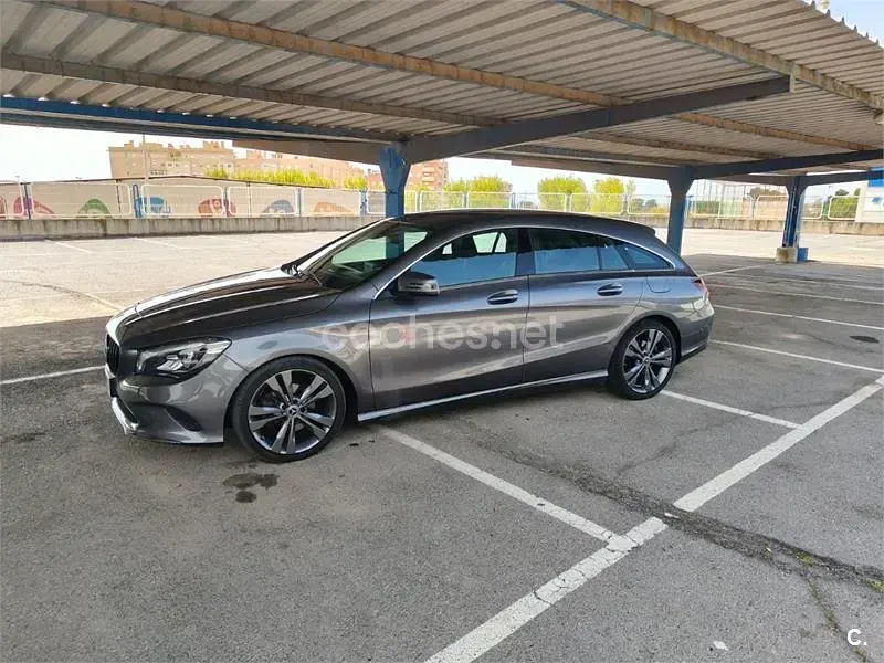 Usado Mercedes CLA200 Shooting Brake 136 CV (100 kW) 2018 Gris / plata Familiar