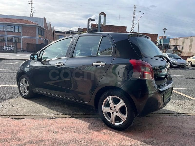 Usado Toyota Yaris Connect Style 101 CV (74 kW) 2010 Negro Utilitario