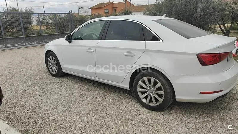 Usado Audi A3 Attraction 105 CV (77 kW) 2014 Blanco Berlina