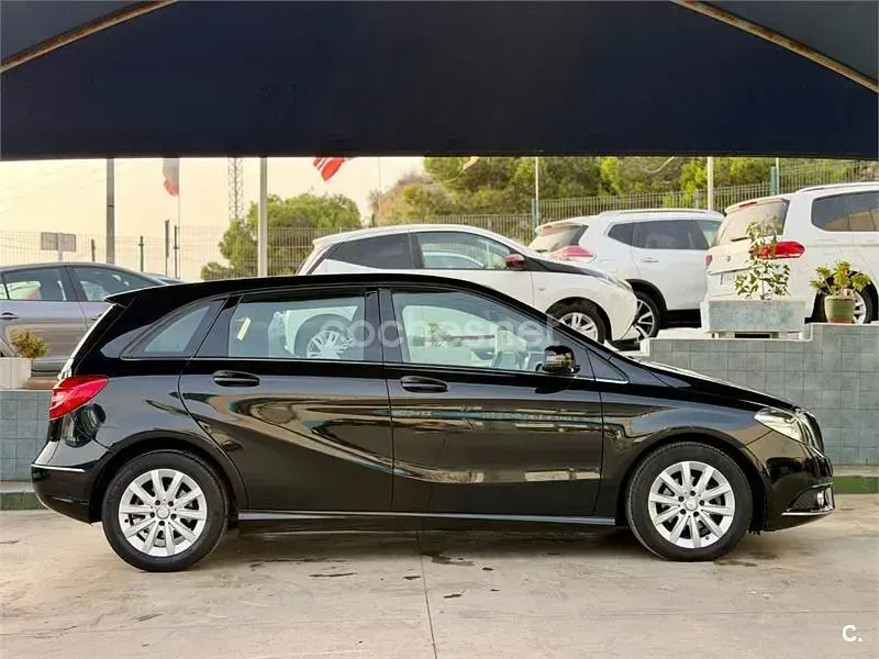 Usado Mercedes B180 109 CV (80 kW) 2012 Negro Utilitario