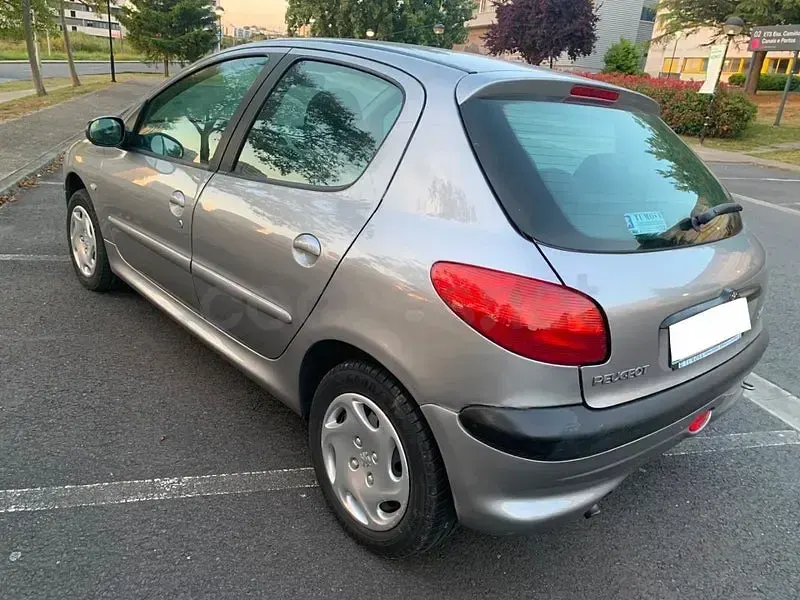 Usado Peugeot 206 70 CV (51 kW) 2002 Gris / plata Berlina