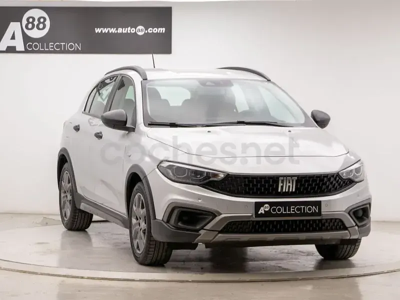Usado Fiat Tipo Cross 101 CV (74 kW) 2021 Gris / plata Berlina