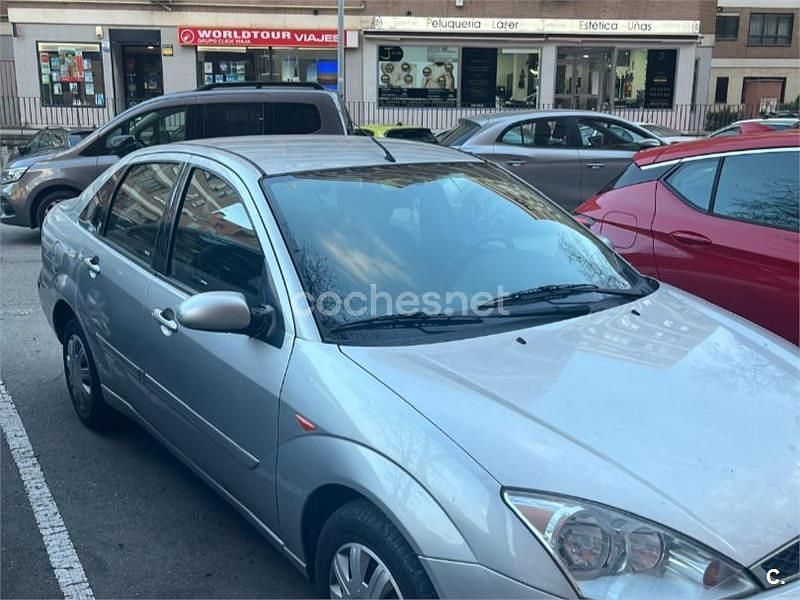 Usado Ford Focus Ghia 100 CV (73 kW) 2002 Gris / plata Berlina