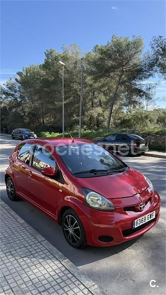 Usado Toyota Aygo Live 68 CV (50 kW) 2010 Rojo Utilitario