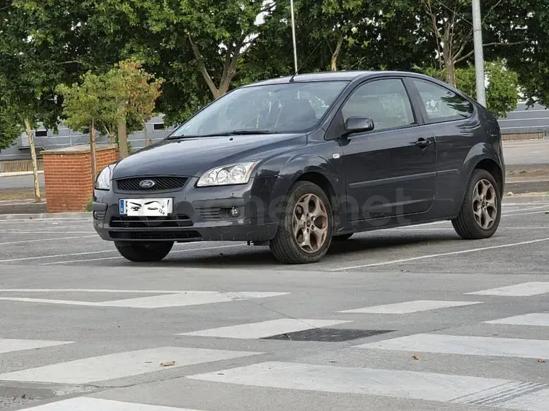 Usado Ford Focus Trend 100 CV (73 kW) 2007 Gris / plata Berlina