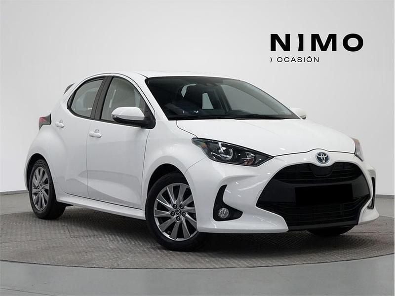 Blanco Usado 2024 Toyota Yaris Hybrid Active Berlina | 22.500 € (Precio justo) - Imagen 1/4
