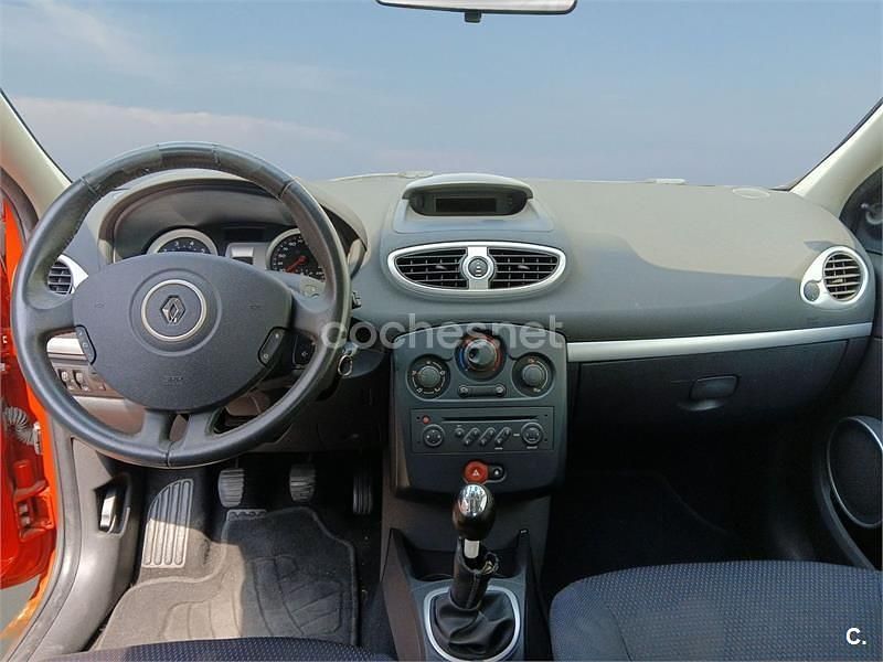 Usado Renault Clio II Dynamique 100 CV (73 kW) 2007 Rojo Berlina