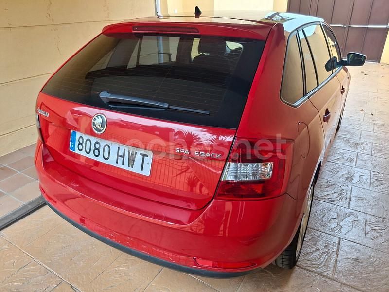 Usado Skoda Rapid Active 90 CV (66 kW) 2014 Rojo Berlina