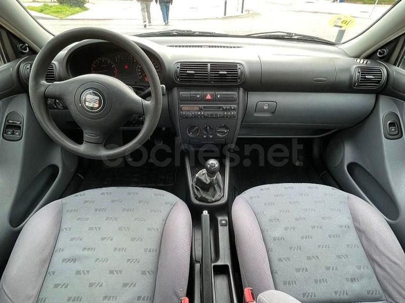 Usado Seat Leon 105 CV (77 kW) 2001 Gris / plata Utilitario